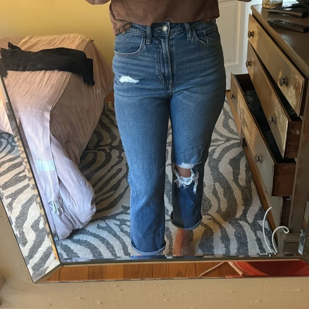 Hollister| Distressed Ultra Hi-Rise Ankle Mom Jean